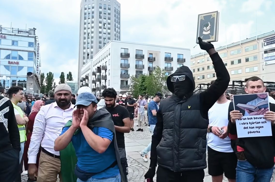 Tusentals demonstrerar på Medborgarplatsen mot koranbränningar: “Allahu akbar”