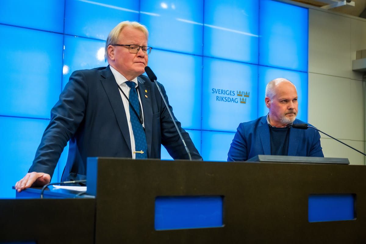 Ledare: S försöker skrämma bort M från makten