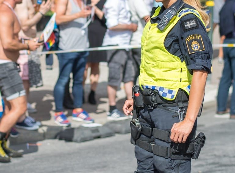 Poliskvinna var ihop med gängkriminell – Saboterade utredning