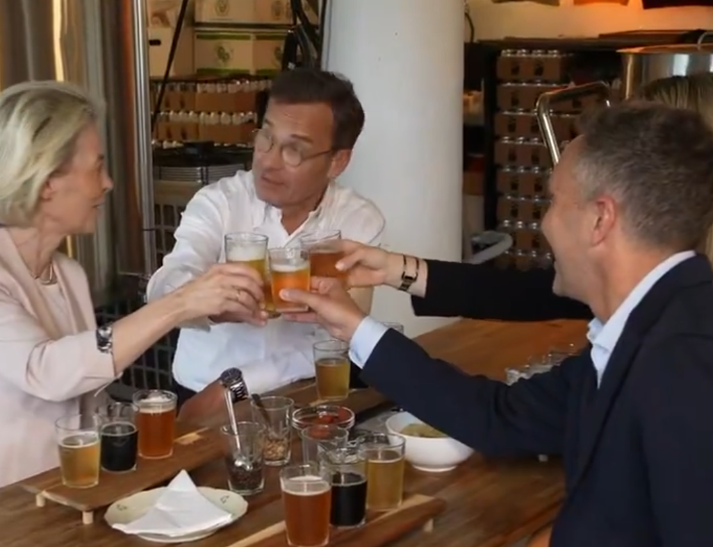 Här skålar statsministern med kritiserade EU-toppen – Som kan försvinna efter valet