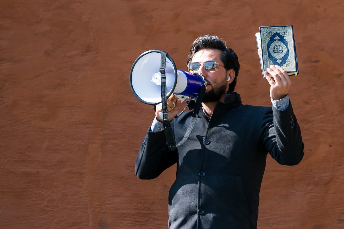 Islamkritikerna åtalas för hets mot folkgrupp – “Agerat rent fysiskt på ett sätt med Koranen”