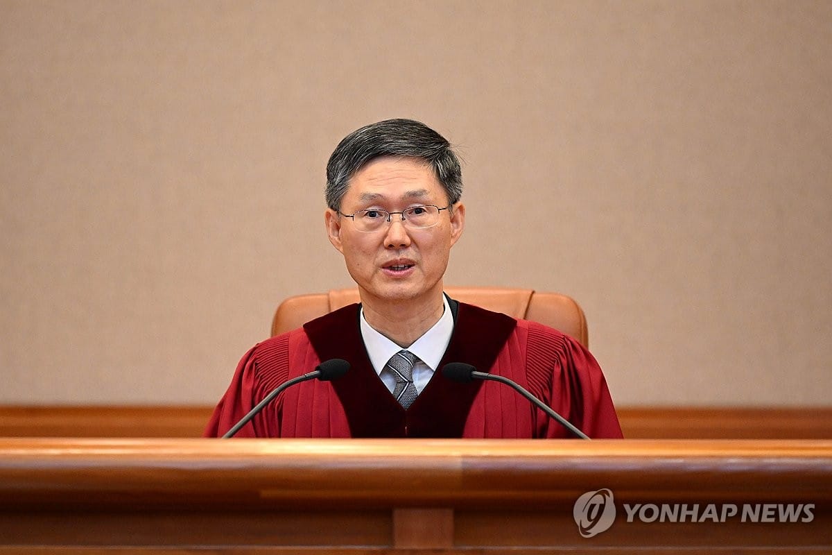 선고를 내리는 문형배 재판관
