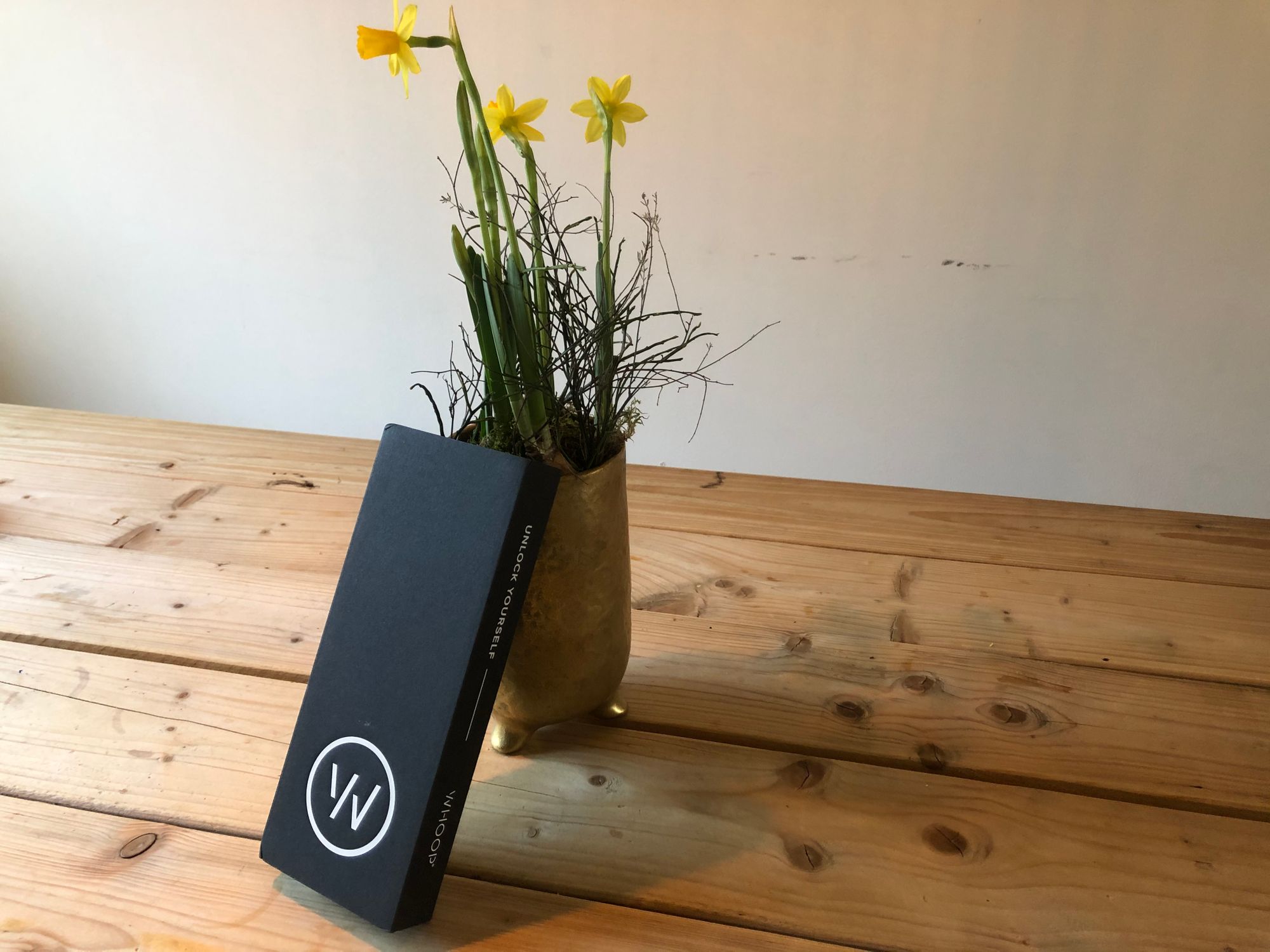 Doos waarin de armband zit op een tafel weergegeven