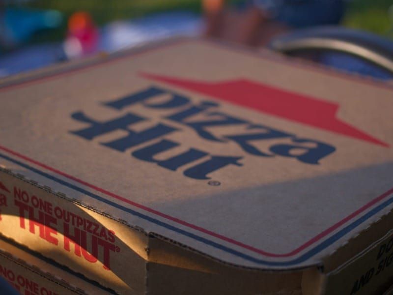 A Kansas-based Pizza Hut franchisee is bringing back the 1980s dine-in look