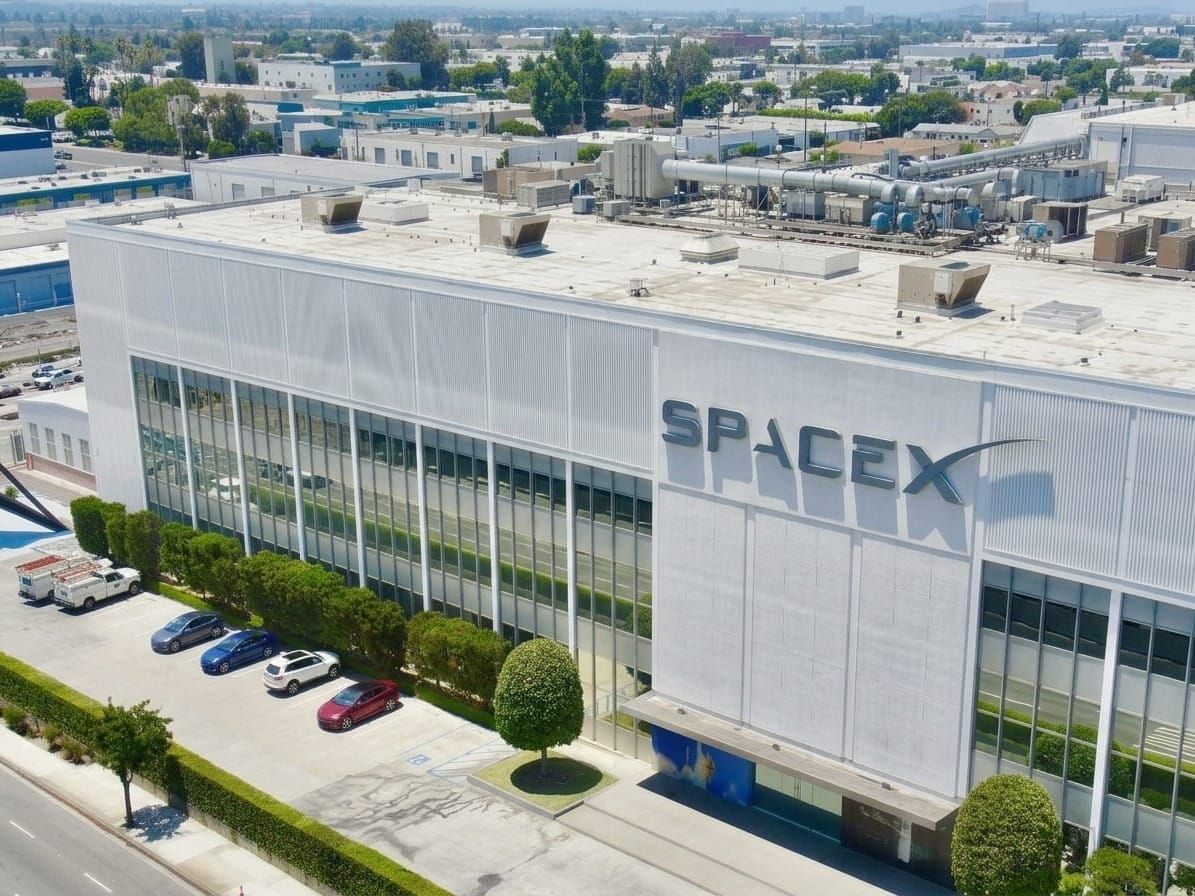 SpaceX targets Verizon and AT&T with its own cell phone carrier