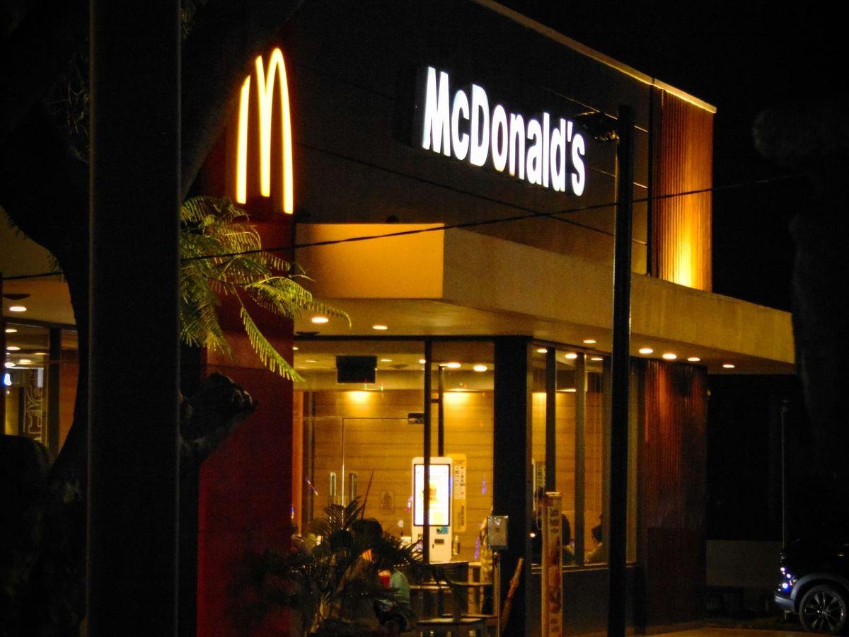 McDonald's tests showing commercial ads on drive thru screens