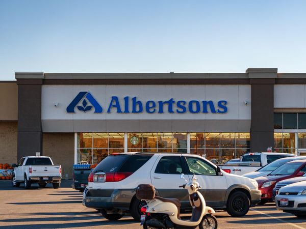 Albertsons warns shoppers are pulling back on groceries