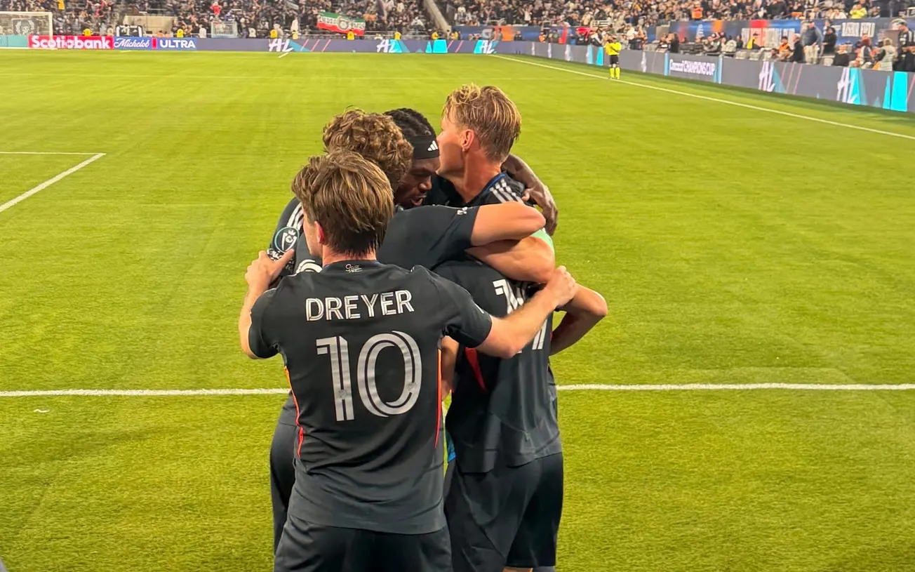 Anders Dreyer, Jeppe Tverksov, and the rest of the team celebrate a goal at Snapdragon