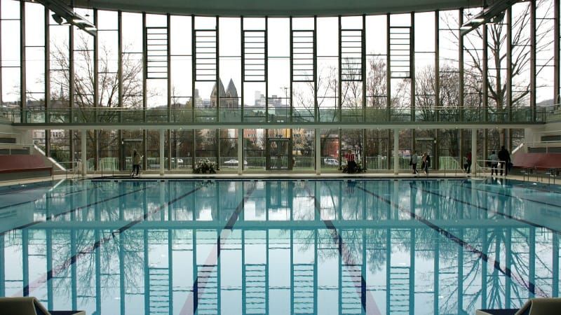 Germany: Swimming Pool Staffers Hospitalized After Brutal Attack by Mob of ‘Youths’