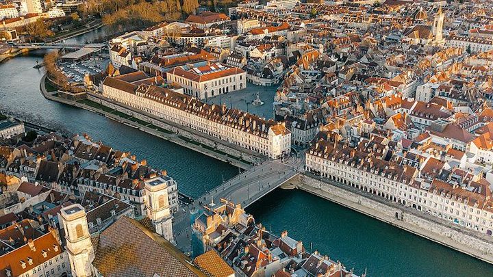 France: Homeowners Find Dead Man on Their Balcony After Fight Between Migrant Gangs