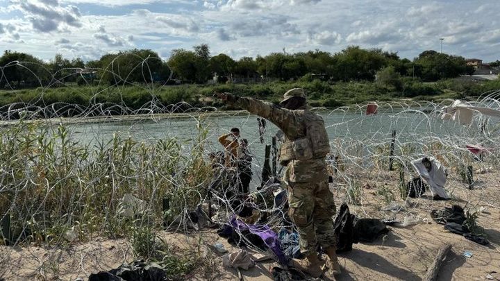 Texas Building Barrier on New Mexico Border