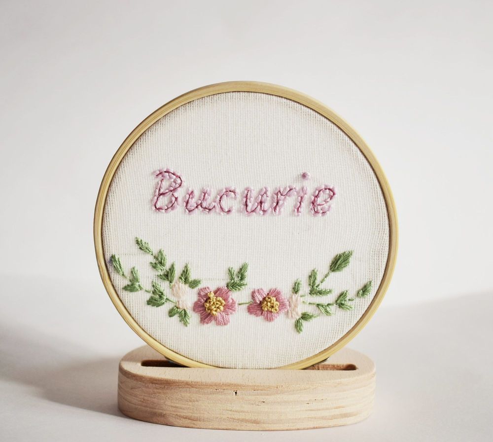 Simona Măgureanu Pun(e).Suflet în broderiile pe care le creează manual post image