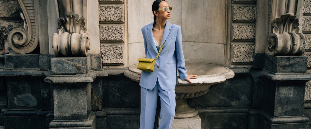 Various Ways To Carry Handbags Reveal A Lot About You!