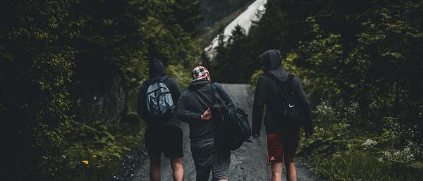 5 Essentials to Go Hiking with Friends