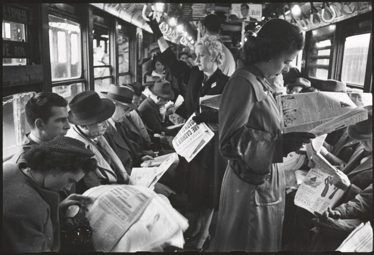 Aunque en realidad el fin de la civilización como la conocíamos, vino con la invención de la imprenta — demostrado como ejemplo con esta foto tomada siglos después por Stanley Kubrick para la revista LOOK en 1946. © Stanley Kubrick/LOOK.