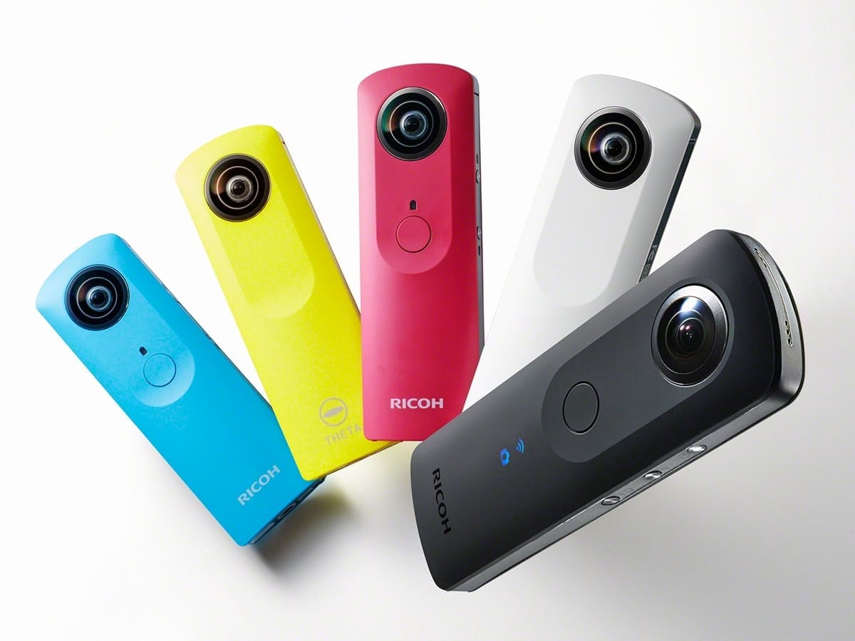 La línea de cámaras RICOH THETA M15 (las de colores) y la THETA S (negra). Esta última fue lanzada a fines de 2015, aunque la línea existe desde 2013.