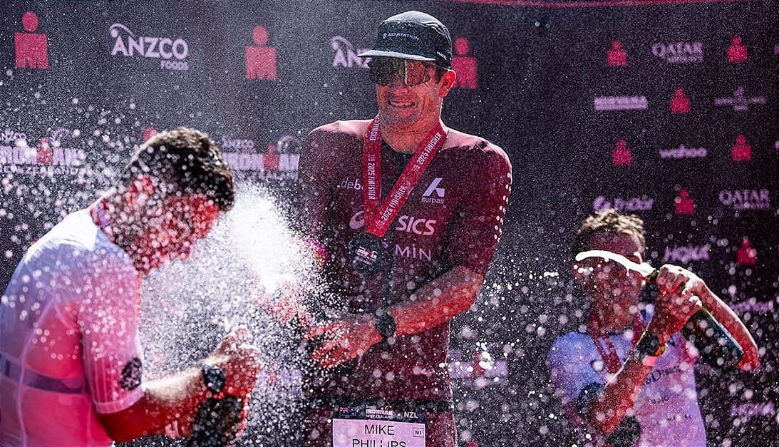 Mike Phillips conquista o tricampeonato no Ironman NZ com recorde da prova