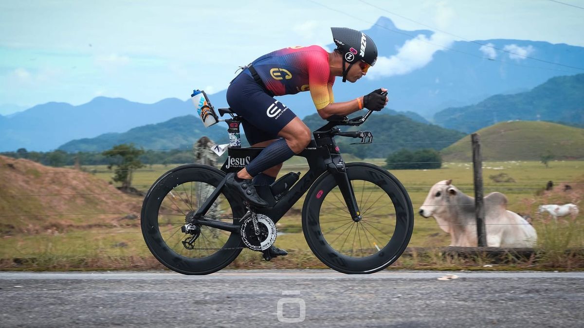 Erick Duarte e Fabi Silva lideram o Ultraman no 2º dia