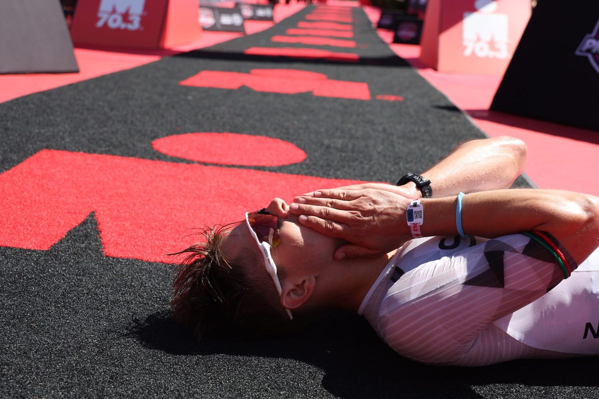 Marten Van Riel e Kat Matthews dominam o IM 70.3 Elsinore