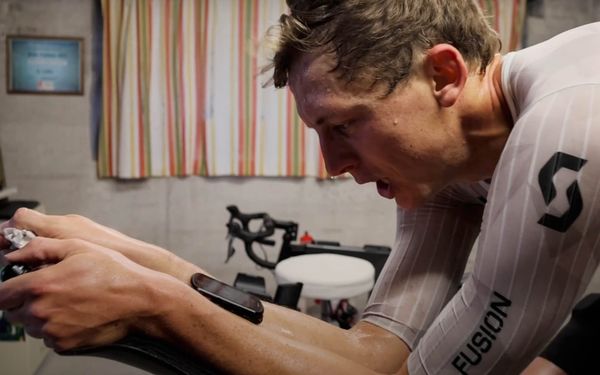 Magnus Ditlev à 509 watts  mostra sua "pain cave" em treino para o T100 Miami