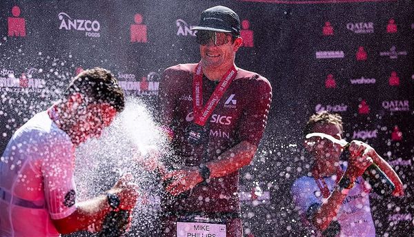 Mike Phillips conquista o tricampeonato no Ironman NZ com recorde da prova