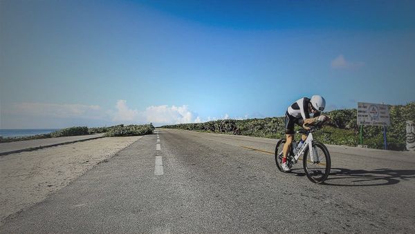Lisa Perterer e Arthur Horseau vencem IRONMAN Cozumel