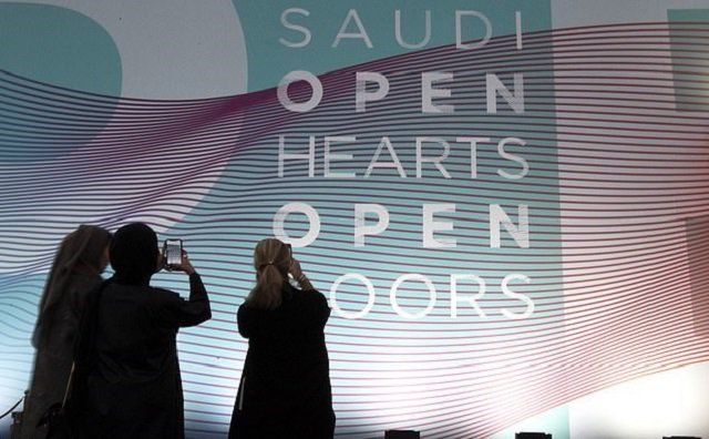 ടൂറിസ്റ്റ് വിസയില്‍ സൗദിയിലെത്തുന്ന വിദേശി വനിതകള്‍ക്ക് ഇനി ഒറ്റയ്ക്ക് താമസിക്കാന്‍ അനുമതി