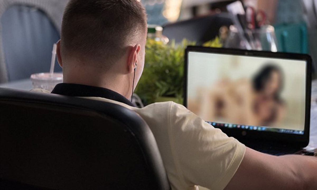 ലാപ്ടോപ്പിൽ അശ്ലീല വെബ് സൈറ്റുകള്‍ കാണുന്നവരാണോ എങ്കിൽ സൂക്ഷിക്കുക..!