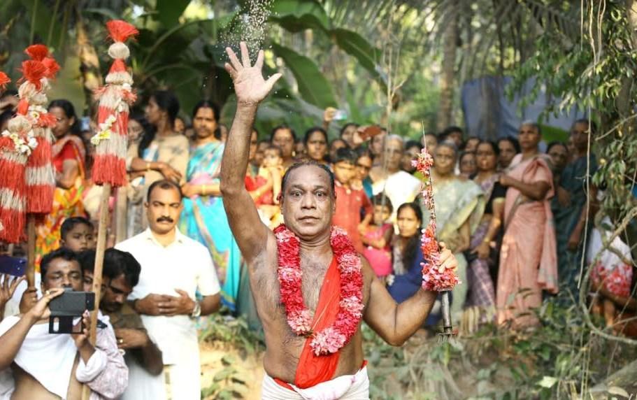 ചുവന്ന തെയ്യങ്ങൾ നൃത്തംവെക്കുന്ന മണ്ണിലെ  മതമൈത്രിയുടെ കഥ