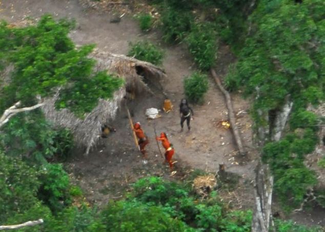 പുറംലോകവുമായി ഒരു ബന്ധവും ഇല്ലാതെ  അമ്പും വില്ലൂമായി വേട്ടയാടി ജീവിക്കുന്ന ഒരു സമൂഹം