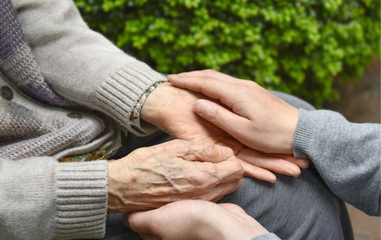 പ്രവാസികളുടെ മാതാപിതാക്കൾക്ക് കൈത്താങ്ങുമായി പോളിസി ബസാർ