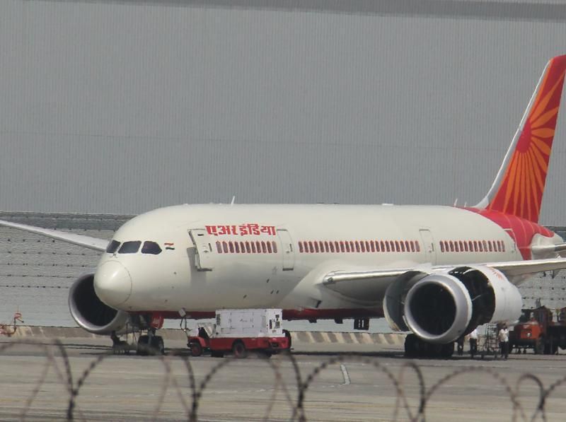 യാത്രക്കാരന്റെ മൊബൈൽ പൊട്ടിത്തെറിച്ചു, എയർ ഇന്ത്യ വിമാനം അടിയന്തരമായി നിലത്തിറക്കി