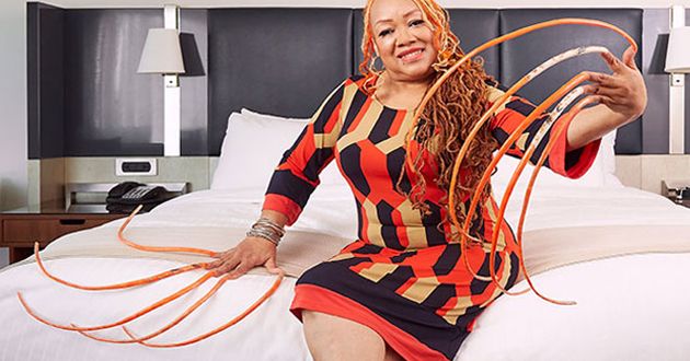 20 വര്‍ഷമായി നഖം വെട്ടിയിട്ടില്ലാത്ത അമേരിക്കന്‍ യുവതി; പത്തു വിരലുകളിലെയും നഖങ്ങളുടെ മൊത്തം നീളം 18 അടി