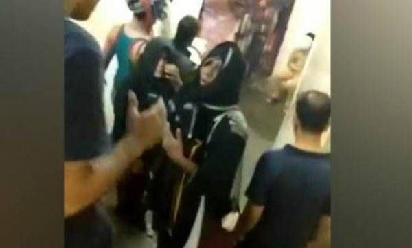 പതിനെട്ടാംപടി കയറാതെ വിഐപി ലോഞ്ചിലൂടെ സന്നിധാനത്ത് എത്തി ഭഗവാനെ ദര്‍ശിച്ചു കനക ദുര്‍ഗയും ബിന്ദുവും; ദര്‍ശനം നടത്തിയത് ആറംഗ പുരുഷ സംഘത്തിനൊപ്പം