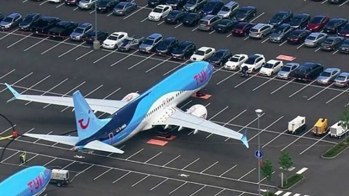 പാര്‍ക്ക് ചെയ്യാന്‍ സ്ഥലമില്ല; ബോയിംഗ് വിമാനങ്ങള്‍ പാര്‍ക്ക് ചെയ്യുന്നത് ജീവനക്കാരുടെ കാര്‍ പാര്‍ക്കിംഗില്‍