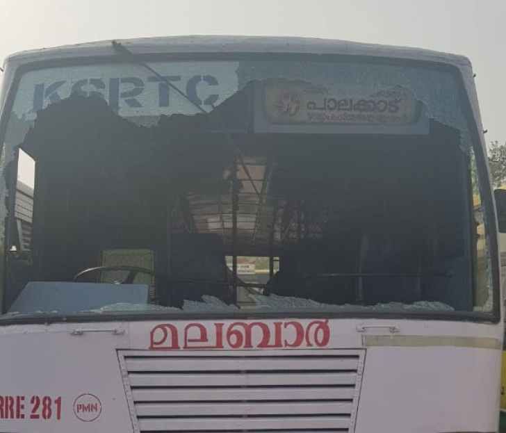 ഹർത്താൽ തുടരുന്നു; പാലക്കാട് കെ.എസ്.ആർ.ടി.സി ബസിന് നേരെ കല്ലേറ്