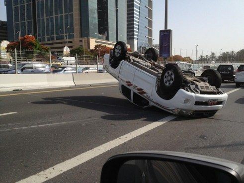 ദുബായില്‍  വാഹനാപകട ദൃശ്യങ്ങൾ പകർത്തിയാൽ പിടിവീഴും;  ആറു മാസം വരെ തടവും ഒന്നര ലക്ഷം മുതല്‍ അഞ്ചു ലക്ഷം ദിർഹം വരെ പിഴയും