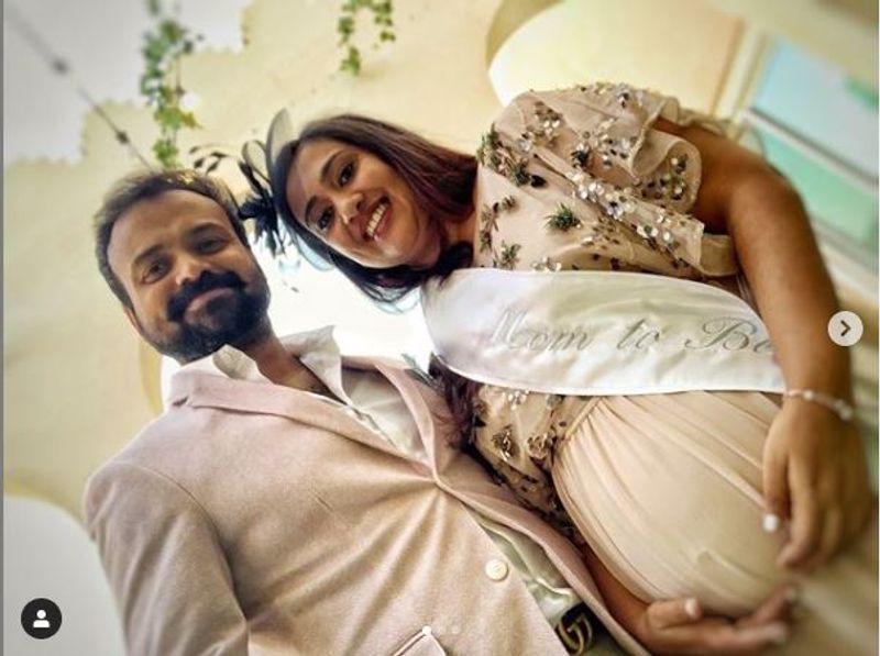 പ്രിയയുടെ 'ബേബിഷവര്‍' ചിത്രങ്ങൾ പുറത്തുവിട്ട് ചാക്കോച്ചൻ; വൈറലായി  ചിത്രങ്ങൾ