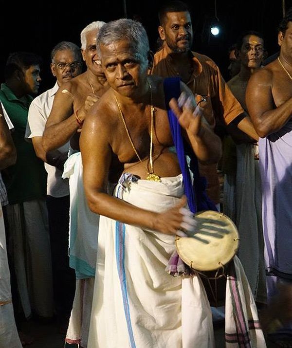 തിമിലവിദ്വാന്‍ ചോറ്റാനിക്കര വിജയന്‍മാരാര്‍ സിംഗപ്പൂര്‍ പൂരത്തില്‍.....