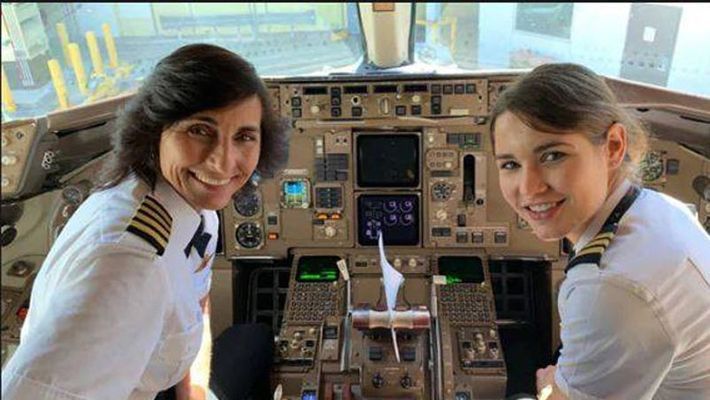 പൈലറ്റായ അമ്മ, സഹ പൈലറ്റായി മകൾ; ഇത് അപൂർവങ്ങളിൽ അപൂർവ്വം