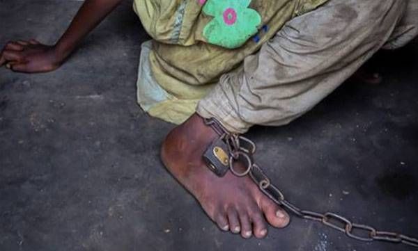 ഈ കുരുന്നുകാലുകള്‍ ചങ്ങലയ്ക്കിടാതെ പോകാന്‍ ആ പിതാവിന് കഴിയില്ല; ജിഎംബി ആകാഷിന്റെ ആ ചിത്രത്തിന്‍റെ കഥ ഇതാണ്