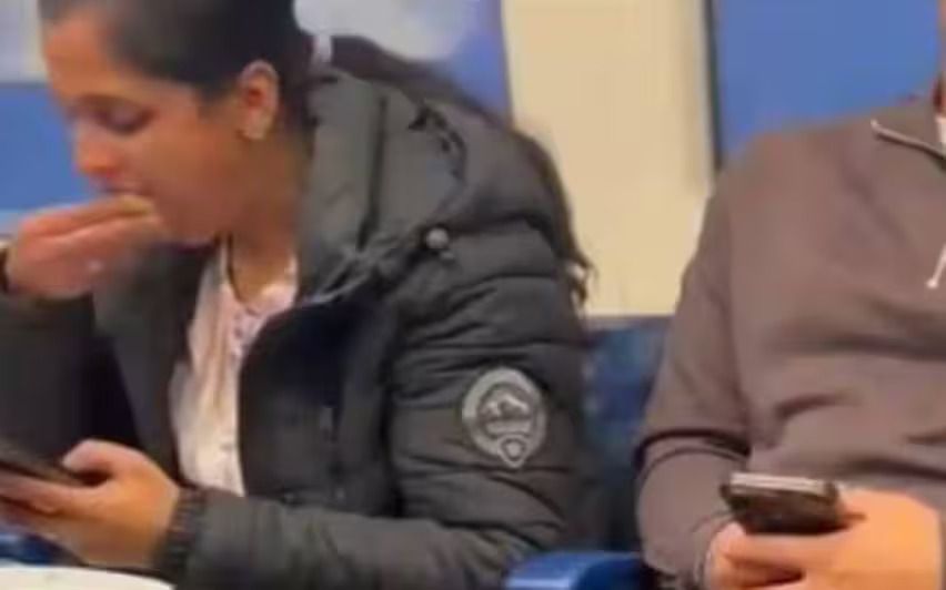 'അറപ്പ് തോന്നുന്നു'; ലണ്ടന്‍ ട്യൂബിലിരുന്ന് ചോറ് കഴിച്ചു, ഇന്ത്യക്കാരിക്ക് നേരെ അധിക്ഷേപം