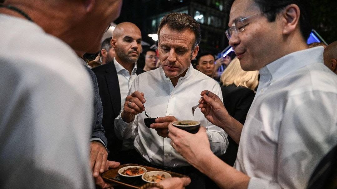 സിങ്കപ്പൂരിലെ തനത് രുചികൾ ആസ്വദിച്ച് ഇമ്മാനുവല്‍ മാക്രോൺ; രുചി എങ്ങനെയുണ്ടെന്ന് പ്രധാനമന്ത്രി