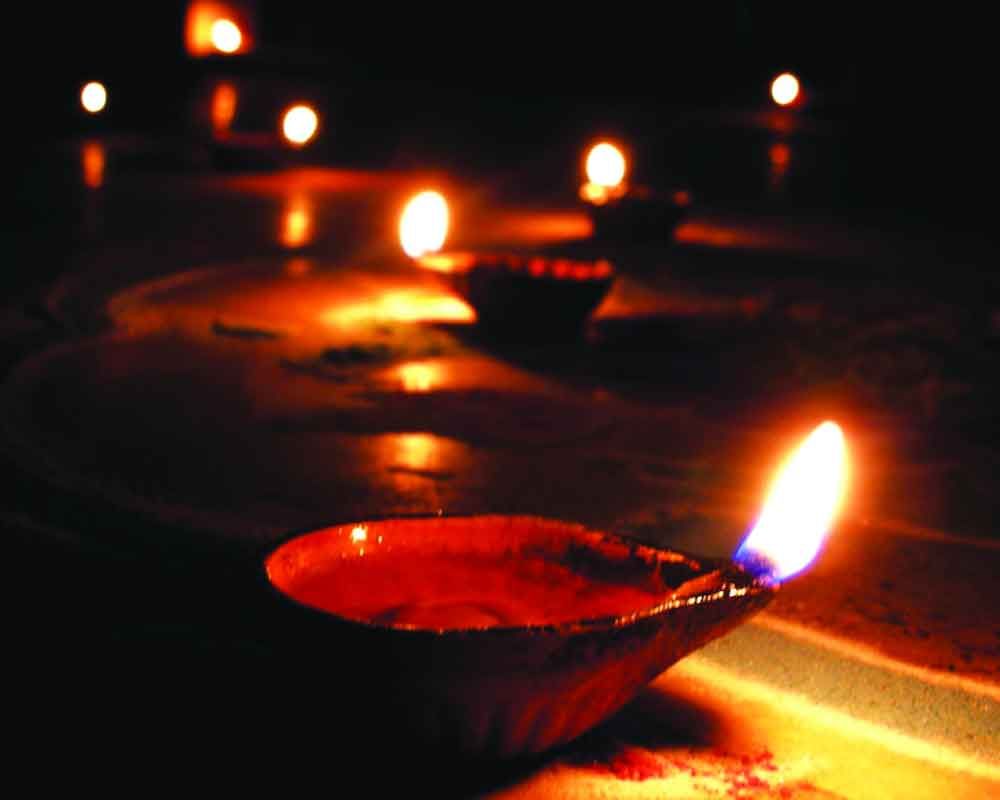 മൺചിരാത്തിന്റെ ദീപ പ്രഭയിൽ മുങ്ങി നാട്; ഇന്ന് ദീപാവലി