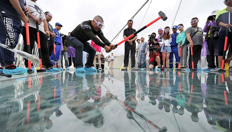 വ്യത്യസ്ത സാഹസികാനുഭവം സമ്മാനിച്ച ചൈനയിലെ ചില്ലുപാലങ്ങൾ അടച്ചു പൂട്ടാനൊരുങ്ങുന്നു