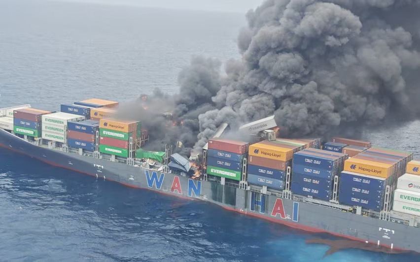 കപ്പൽ കത്തുന്ന ദൃശ്യങ്ങൾ പുറത്ത്; കണ്ടെയ്നറുകളിലേയ്ക്ക് തീ വ്യാപിക്കുന്നു, നിയന്ത്രണാതീതം