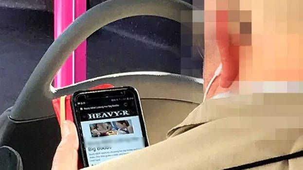 ഹെഡ് ഫോൺ ശരിയായരീതിയിൽ ഘടിപ്പിച്ചില്ല; ബസിലിരുന്ന് അശ്ലീലചിത്രംകണ്ടത് അങ്ങാടിപ്പാട്ടായി