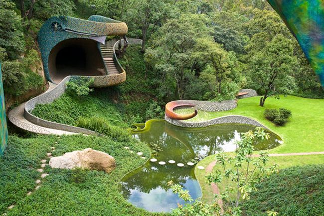 രണ്ട് ഏക്കറില്‍ പാമ്പിന്റെ രൂപത്തിലൊരു വീട്