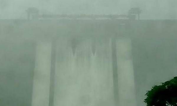 ജലനിരപ്പ് നിയന്ത്രിക്കാനാകാത്ത സാഹചര്യം; ഇടുക്കി ഡാമിന്റെ  അഞ്ചാമത്തെ ഷട്ടറും തുറന്നു;  സെക്കന്‍ഡില്‍ 500,000 ലിറ്റര്‍ വെള്ളം പെരിയാറിലേക്ക്