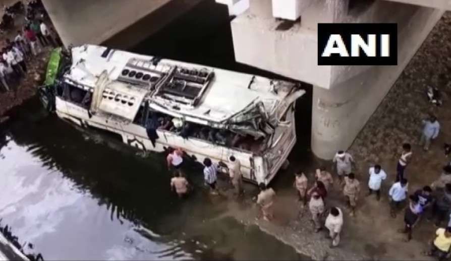 ആഗ്രയില്‍ ബസ് കനാലിലേക്ക് മറിഞ്ഞ് 29 മരണം